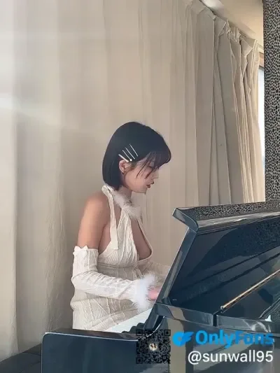 sunwall95 piano girl with big boobs